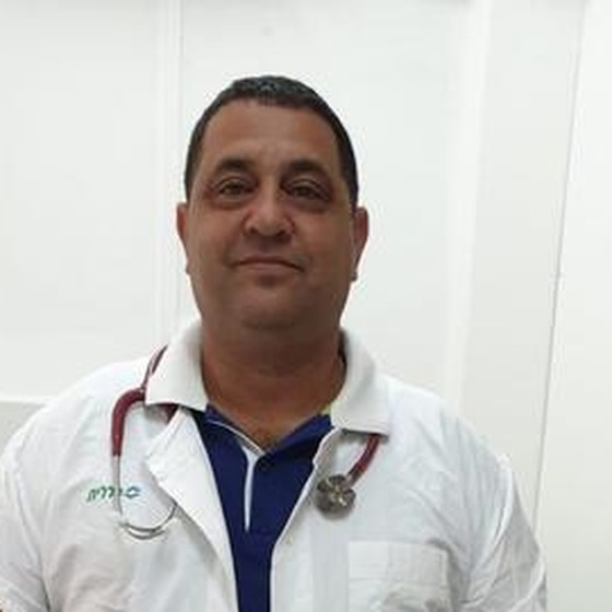 ד”ר בטחיש חאמד בקליניקה עם מגשי בדיקות אלרגיה